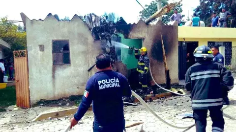 El desplome de una avioneta en Felipe Ángeles, Puebla, dejó tres personas muertas.