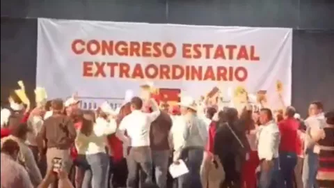 Militantes denuncian dedazo en congreso y terminan en empujones (VIDEO)