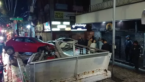 Fuerte accidente automovilístico se registró sobre la Avenida Eje Central Lázaro Cárdenas y la calle de Delicias