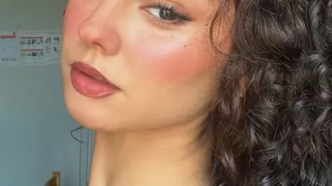 En pieles morenas, los rubores corales intensos lucen en primavera