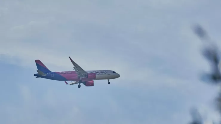 Avión pierde puerta en vuelo
