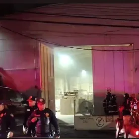 Mientras dormía: Explosión por gas e incendio en la Romero Rubio.