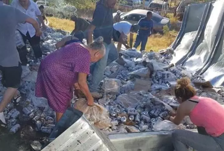 Pobladores de Nuevo Laredo roban cervezas tras volcar camión 