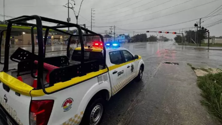 Tráfico por calles cerradas en Cancún HOY 29 de noviembre de 2024.jpg