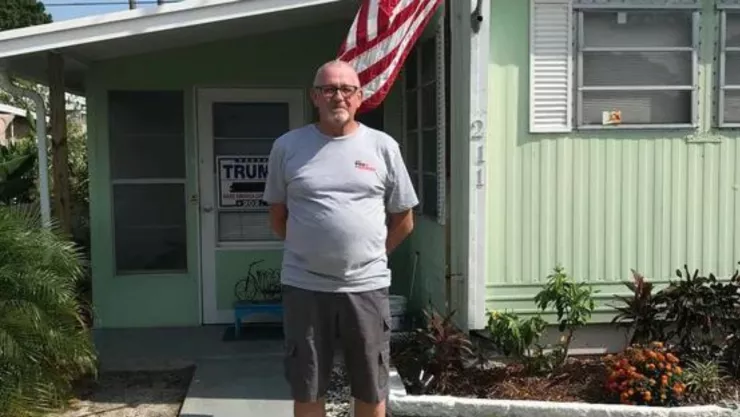 Jimmy Klass frente a su vivienda en Florida.