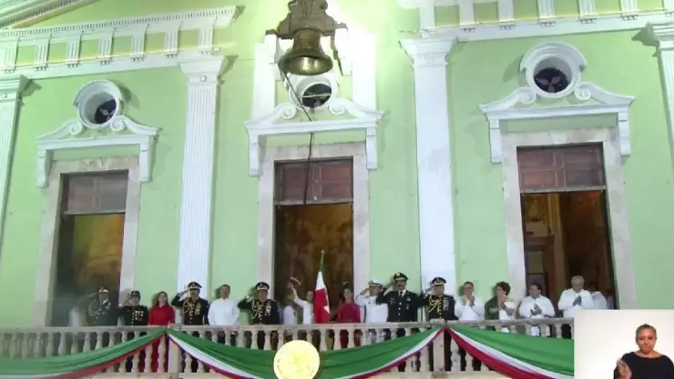 Mauricio Vila da el Grito de Independencia en el balcón principal