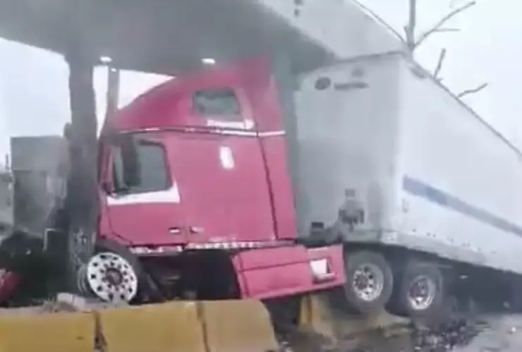 Tráiler protagonizó aparatoso accidente en caseta de la autopista México-Querétaro HOY 21 de abril