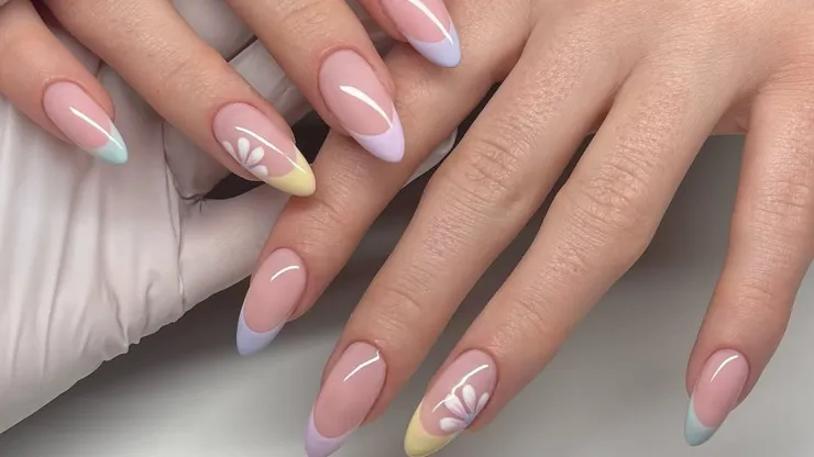 Uñas francesas en colores pastel para 10 de mayo