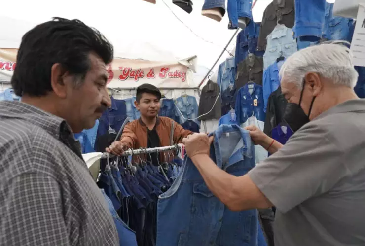 Capitalinos comprando en la Feria de la Mezclilla 2023 en la alcaldía Gustavo A. Madero.