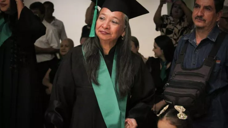 Ruth, abuela de 56 años se gradúa de preparatoria.jpg