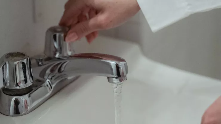 Truco para evitar las manchas de agua de las llaves del baño