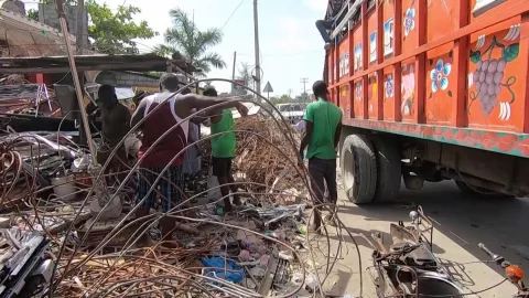 Recolecci&oacute;n de chatarra, nueva forma para sobrevivir en Hait&iacute;.