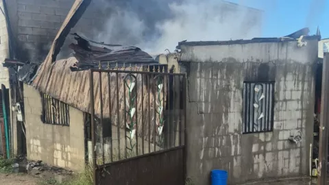 Bomberos de Tijuana atienden incendio en casa-habitación de la colonia Altiplano
