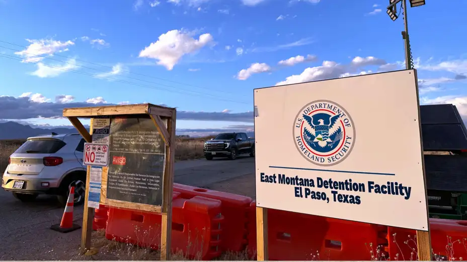 Entrada del centro de detención de inmigrantes Camp East Montana, en Texas.