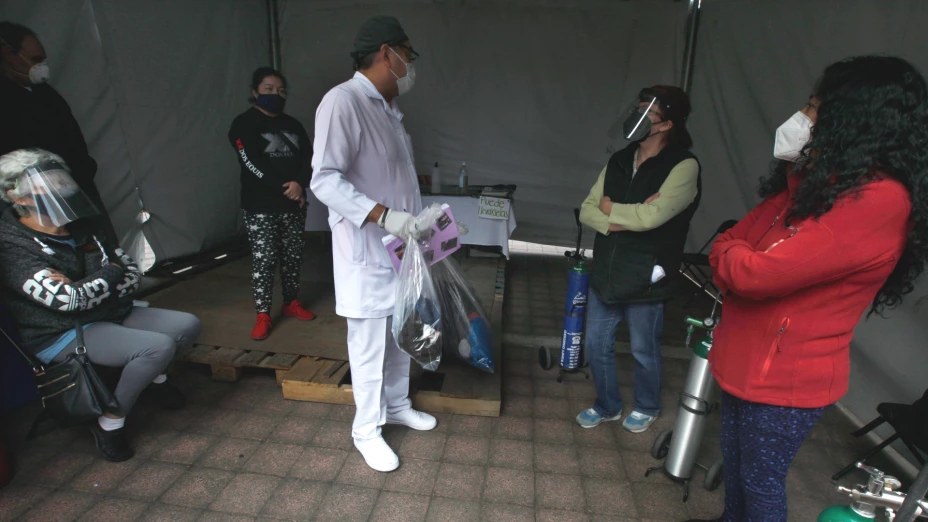 Trabajador de salud con familiares de enfermo de Covid-19.