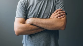 cruzarse de brazos psiclogia.png