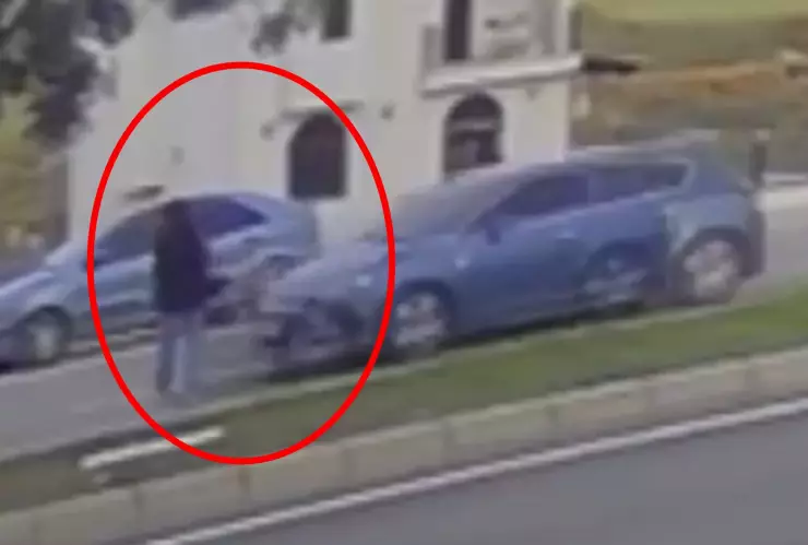 Joven es atropellada al cruzar la calle mirando su teléfono y sale volando por los aires