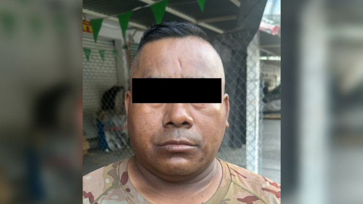 Expolicía cae por su presunta relación con el caso.