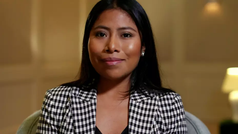 Yalitza Aparicio saltó a la fama con Roma de Alfonso Cuarón. Su aspecto generó controversia debido a que se aleja del canon de belleza europeo. Sin embargo, esta talentosa actriz representa a millones de mujeres indígenas mexicanas con dignidad y fuerza.