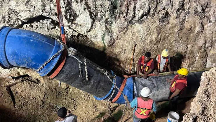 Restablecen el servicio de agua potable en Playa del Carmen tras reparar daño causado por obras.jpg