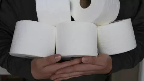 Donde debe tirarse el papel higiénico.jpg
