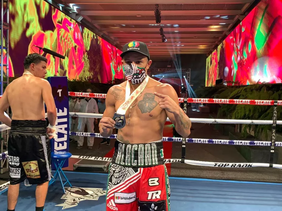 Miguel “Alacrán” Berchelt vs Eleazar “Tronco” Valenzuela Box Azteca 