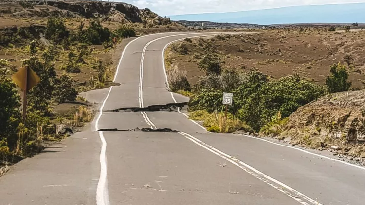 Falla de Calaveras en California, carretera partida