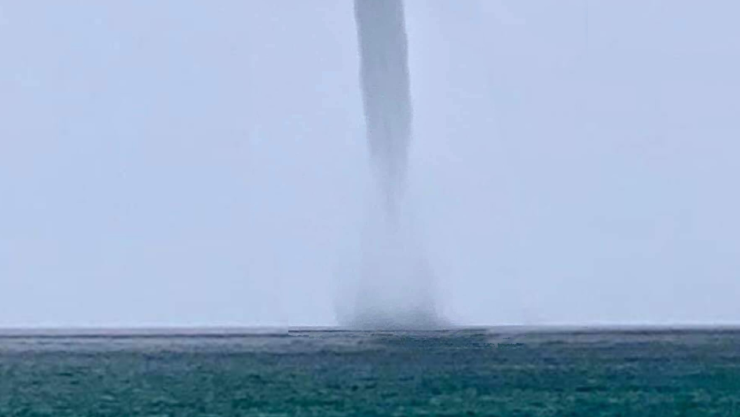 Video Soprende tromba marina en zona hotelera de Cancún