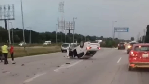Video_ Fuerte volcadura rumbo a Puerto Morelos provoca tráfico lento en la carretera.jpg