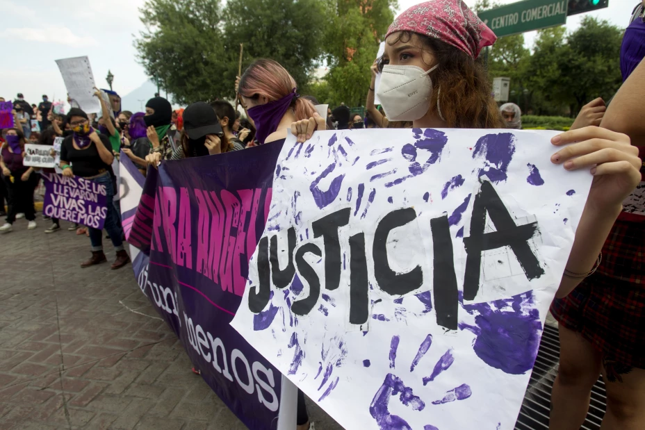 MONTERREY, NUEVO LEÓN, 12SEPTIEMBRE2020.- Un grupo de mujeres feministas se manifestaron en calles del centro de la ciudad donde exigieron justicia para mujeres violentadas y desaparecidas en Nuevo León. Las activistas acompañaron a la madre de una joven quien fue abusada sexualmente y falleció dentro de las instalaciones de un centro de rehabilitación ilegal.
FOTO: GABRIELA PÉREZ MONTIEL / CUARTOSCURO.COM