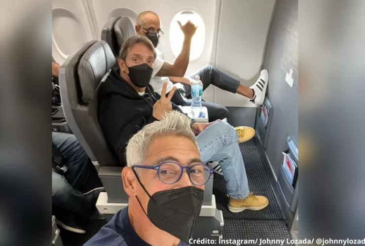 Menudo causa furor a su llegada a la Ciudad de México para dar un concierto.