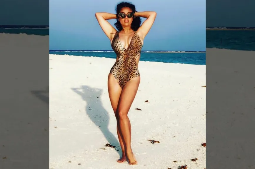 Salma en la playa.jpg