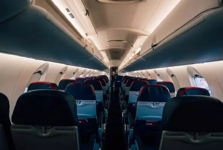 Qué pasa si sobrevenden tu vuelo, esto es lo que deben pagarte