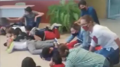 Curso de verano Enseñan a niños como actuar ante balacera.jpg