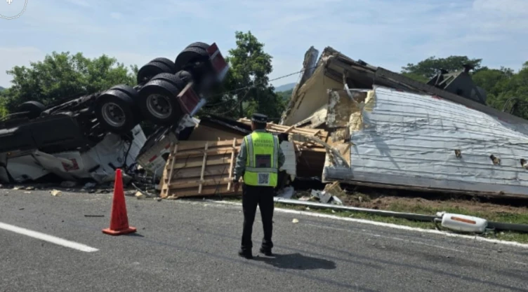 ¡Tráiler-queda-partido-en-dos_-Aparatoso-accidente-provoca-afectaciones-en-la-Tapanatepec-Talismán.webp