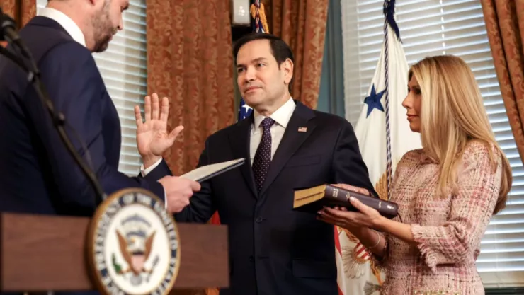 Marco Rubio haciendo el juramento como nuevo secretario de Estado de Estados Unidos.