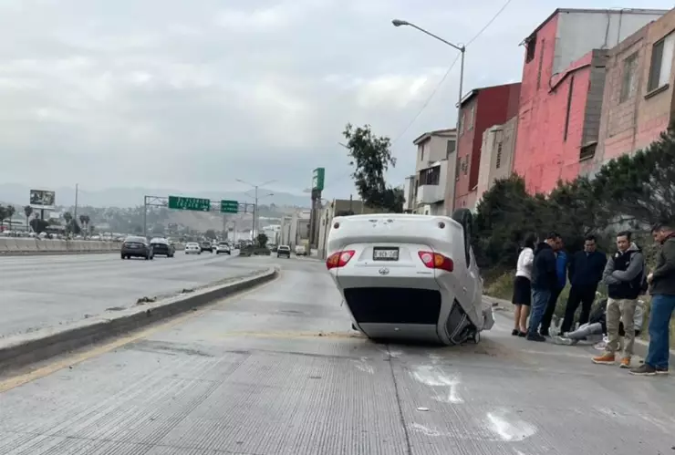 Auto vuelca en Vía Rápida Poniente de Tijuana hoy 6 de mayo de 2025