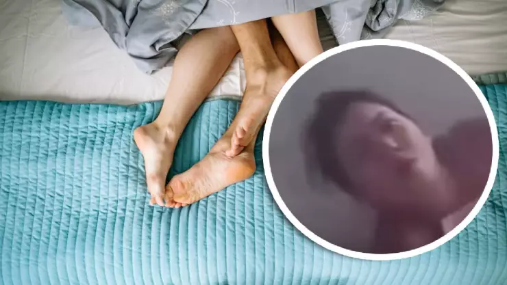 Joven llega temprano a su casa y descubre infidelidad de su mamá