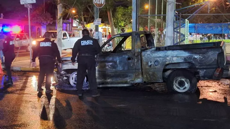ÚLTIMO MOMENTO_ Camioneta arde en llamas en calles de la Serapio Rendón