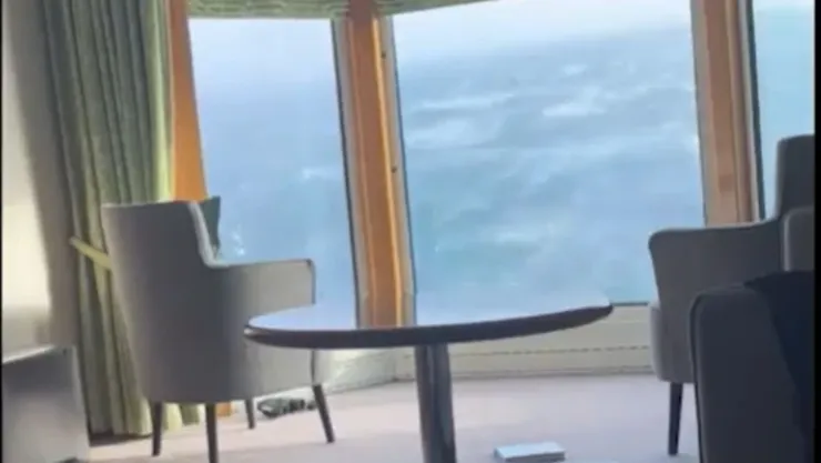 crucero en medio de tormenta enfrenta olas gigantes en alta mar.jpg