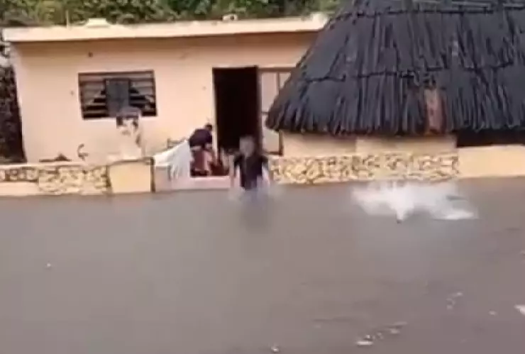 Tras fuertes temperaturas, reportan INUNDACIONES por fuertes lluvias en tekit