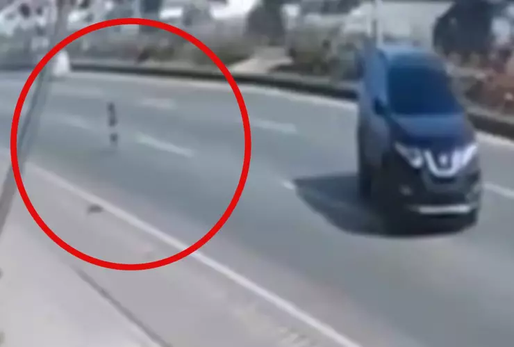 Niño se salva de ser atropellado mientras cruza autopista; video sensible