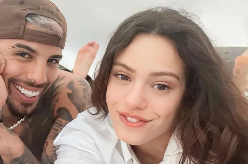 Rauw y Rosalia posando.jpg