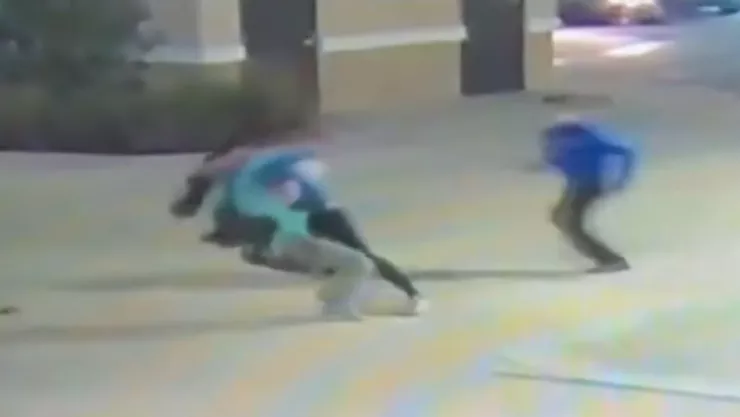 VIDEO | Joven peleador de MMA somete a un hombre con hacha tras intentar atacarlo junto a su hermano
