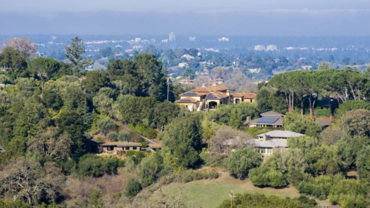 Vista de unas casas en Los Altos, California.