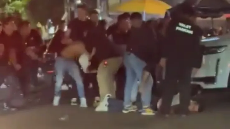 CDMX: Captan golpiza a jóvenes afuera de Bar Bunny en avenida Acoxpa