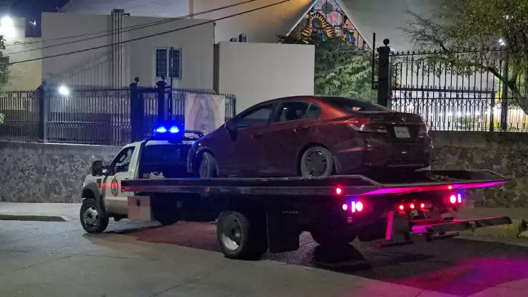 Retiran carro hallado con cuerpos en La Lomita