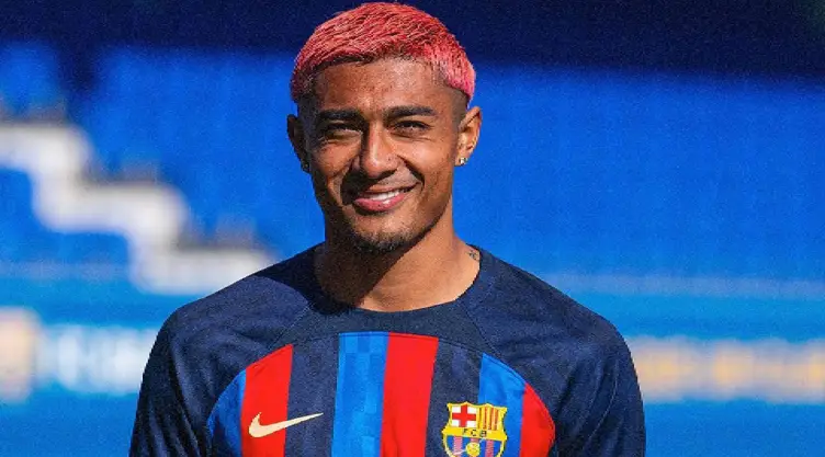 Julián Araujo con el Barcelona.jpg