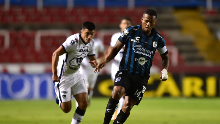 Antonio Valencia con la camiseta del Querétaro