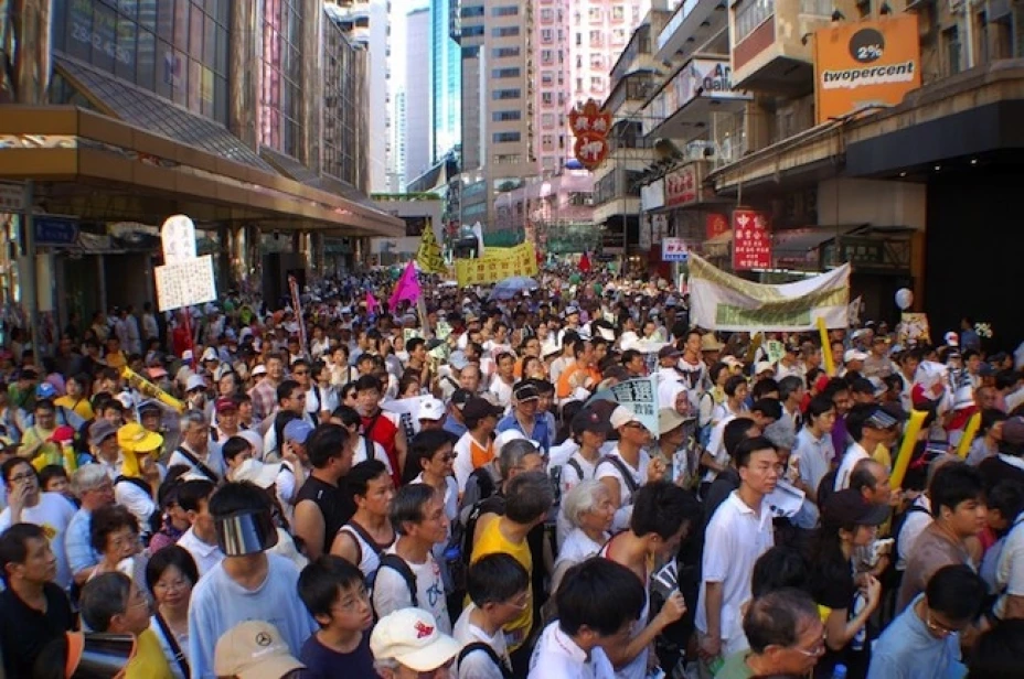 Por el aniversario de la devolución de la ex colonia británica a China y para exigir mayor democracia, miles de manifestantes se congregaron en Hong Kong
